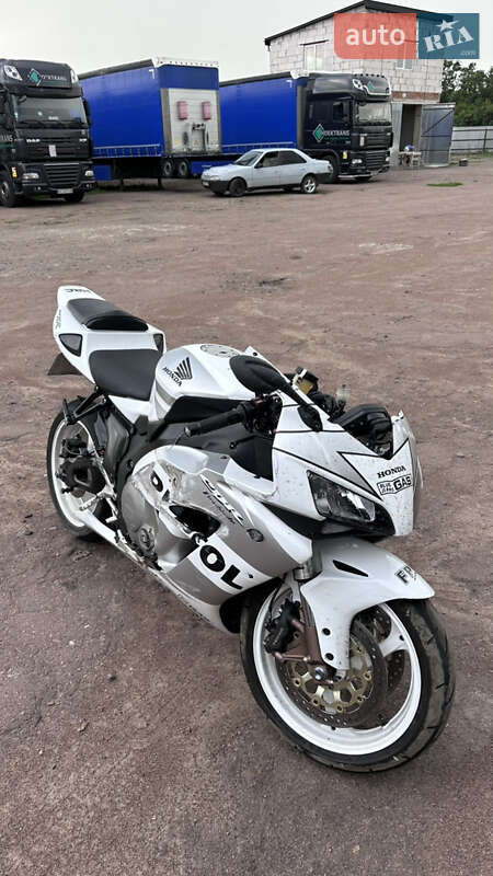 Спортбайк Honda CBR 1000RR 2004 в Горохове
