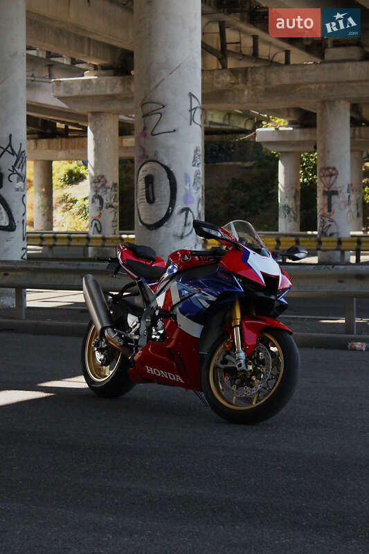 Спортбайк Honda CBR 1000RR 2022 в Одессе фото 14 Спортбайк Honda CBR 1000RR 2022 в Одессе