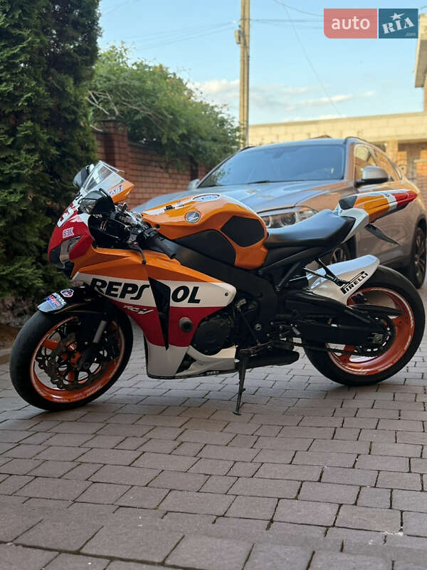 Спортбайк Honda CBR 1000RR 2011 в 