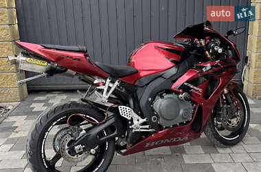 Спортбайк Honda CBR 1000RR 2006 в  фото 3 Спортбайк Honda CBR 1000RR 2006 в