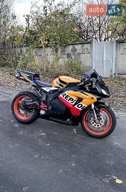 Спортбайк Honda CBR 1000RR 2007 в  фото 2 Спортбайк Honda CBR 1000RR 2007 в