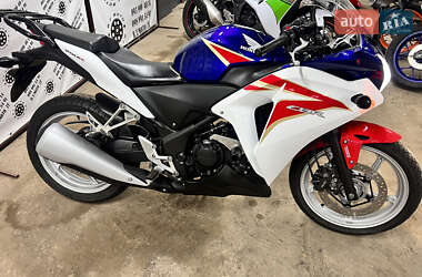 Мотоцикл Спорт-туризм Honda CBR 250R 2012 в 