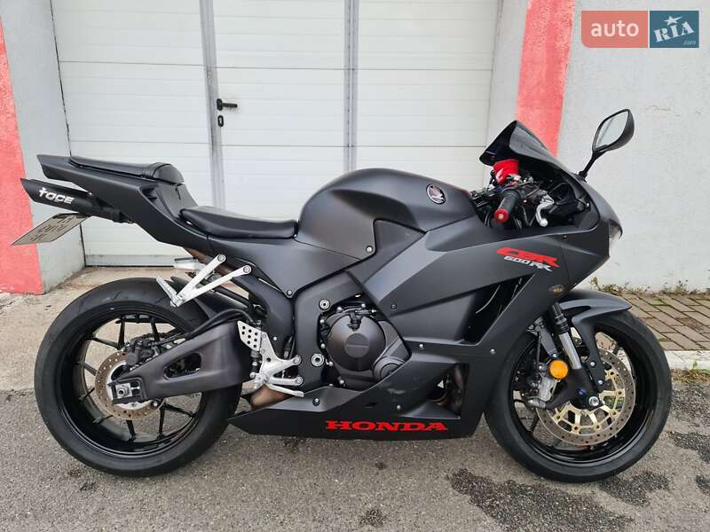 Спортбайк Honda CBR 600RR 2018 в  фото Спортбайк Honda CBR 600RR 2018 в