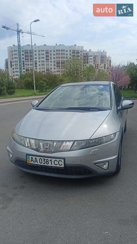 Хэтчбек Honda Civic 2006 в Вишневом