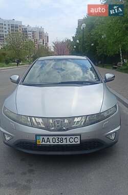 Хэтчбек Honda Civic 2006 в Вишневом