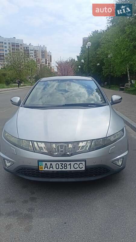 Хэтчбек Honda Civic 2006 в Вишневом