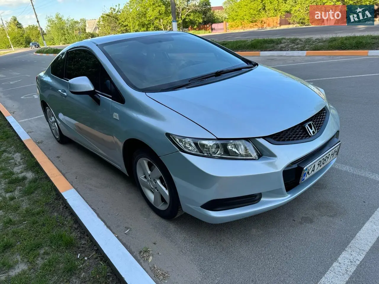 Продам Honda Civic Coupe 2011 року, 1.8 бензин/газ, автомат

Автомобіль у гарному стані, щодня на ходу. Двигун 1.8 працює рівно як на бензині, так і на газу (ГБО 4 покоління, вписане в техпаспорт). Коробка автомат — перемикає плавно без ривків.

Салон доглянутий, кондиціонер працює, в, круїз-контроль, мультируль. 

Нещодавно встановлена нова літня гума, у комплекті додаю комплект зимової.

З недоліків: відсутня передня подушка безпеки та є деякі косметичні моменти по кузову (на фото видно).По підвісці - потрібна заміна задніх амортизаторів.

Авто економне, надійне й дуже приємне в керуванні.
Сів і поїхав!

? 2011 рік
? 1.8 бензин / газ (ГБО 4 покоління, вписане)
? Автомат
? Купе
? Кондиціонер, круїз, мультируль
? Нова літня + зимова гума
? Економне

Можливий торг біля авто.