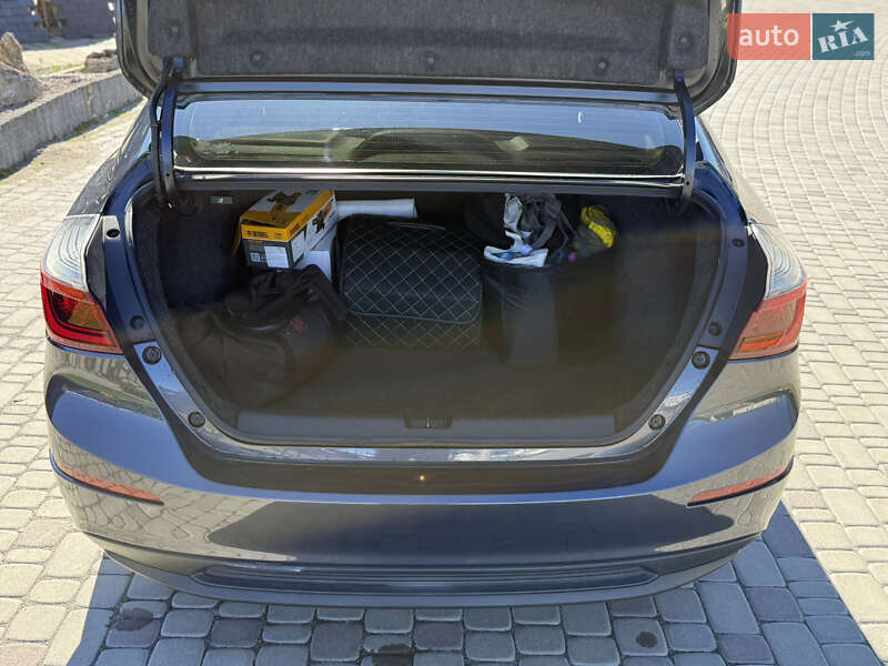 Седан Honda Insight 2018 в Ровно