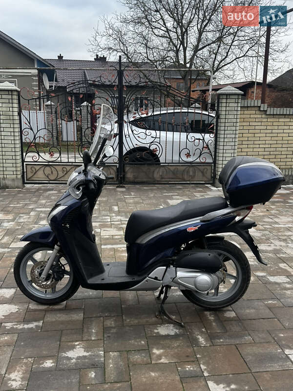 Максі-скутер Honda SH 150 2012 в Чернівцях фото 2 Максі-скутер Honda SH 150 2012 в Чернівцях