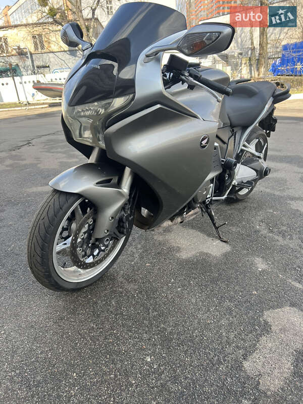 Мотоцикл Спорт-туризм Honda VFR 1200F 2010 в 