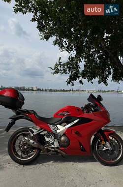 Мотоцикл Спорт-туризм Honda VFR 800F Interceptor 2014 в 