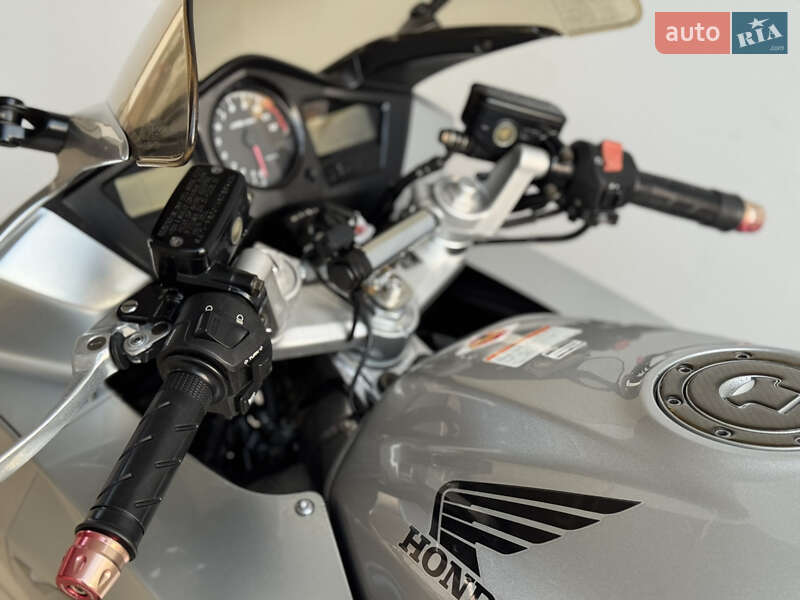 Мотоцикл Спорт-туризм Honda VFR 800F Interceptor 2004 в Києві фото 30 Мотоцикл Спорт-туризм Honda VFR 800F Interceptor 2004 в Києві