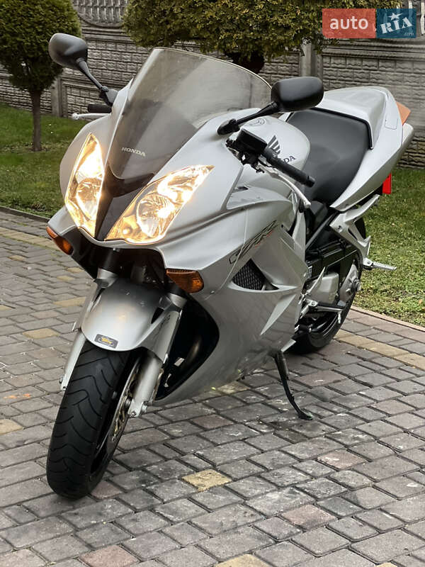 Мотоцикл Спорт-туризм Honda VFR 800F Interceptor 2002 в Буську