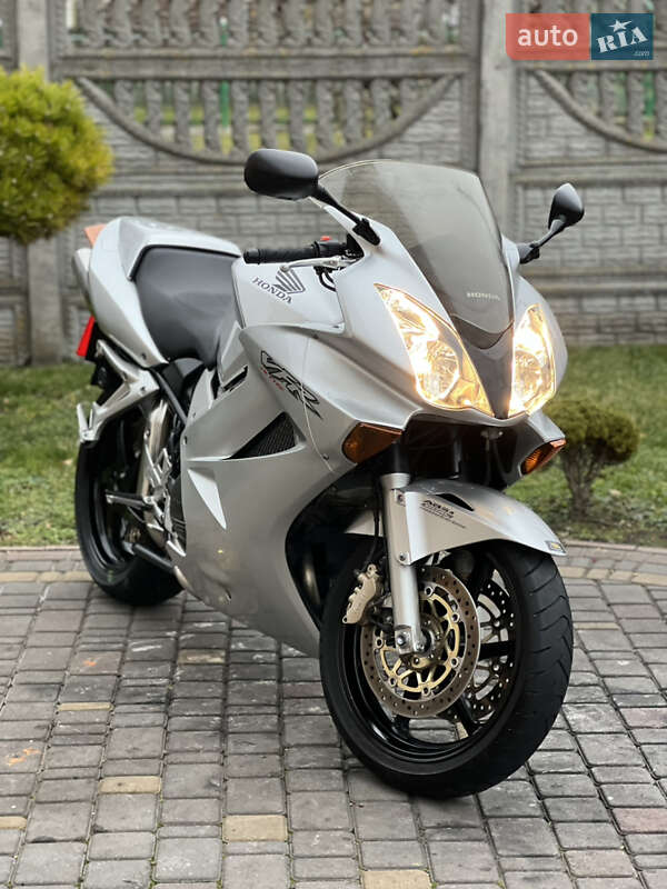 Мотоцикл Спорт-туризм Honda VFR 800F Interceptor 2002 в Буську