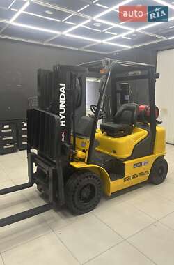 Фронтальні навантажувачі Hyundai 25L 2012 в Вінниці