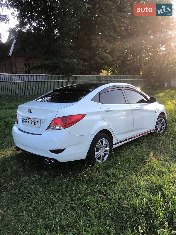 Седан Hyundai Accent 2012 в Ромнах