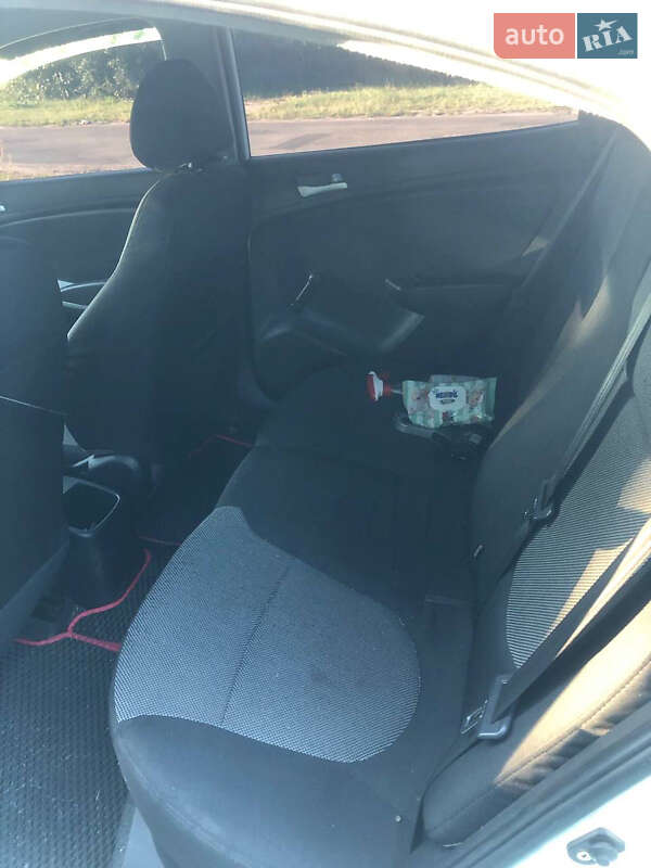 Седан Hyundai Accent 2012 в Ромнах