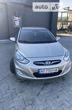 Хетчбек Hyundai Accent 2013 в Ужгороді