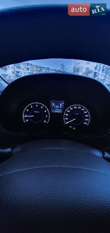 Седан Hyundai Accent 2012 в Стебнику