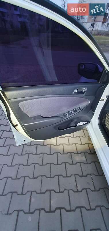 Седан Hyundai Accent 2012 в Стебнику