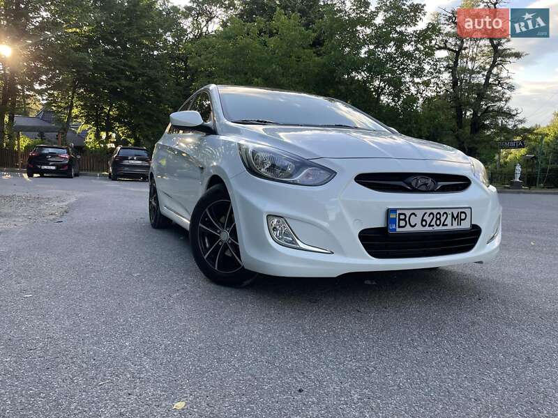 Седан Hyundai Accent 2012 в Стебнику