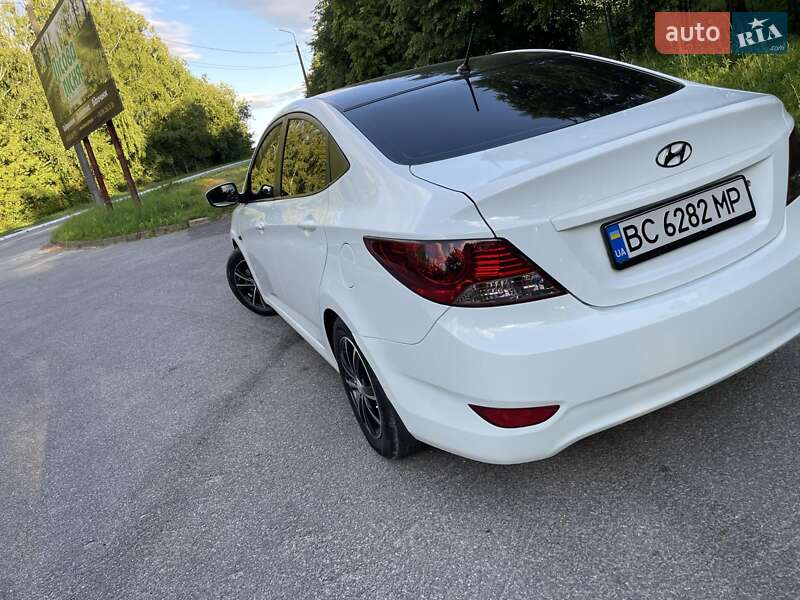 Седан Hyundai Accent 2012 в Стебнику