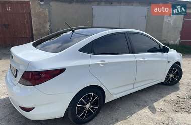 Седан Hyundai Accent 2012 в Стебнику