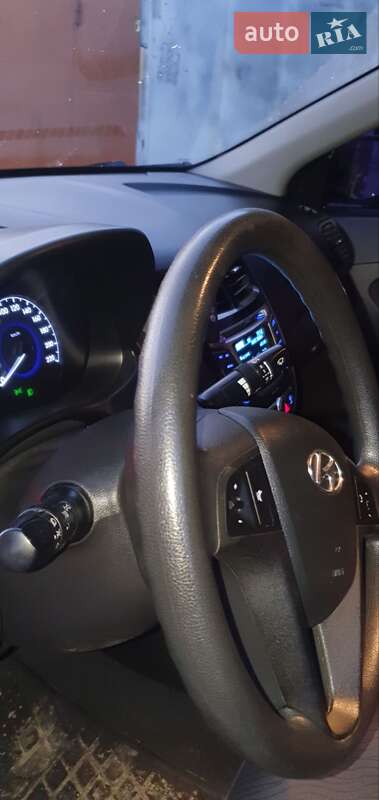 Седан Hyundai Accent 2012 в Стебнику