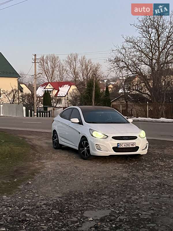 Седан Hyundai Accent 2012 в Стебнику