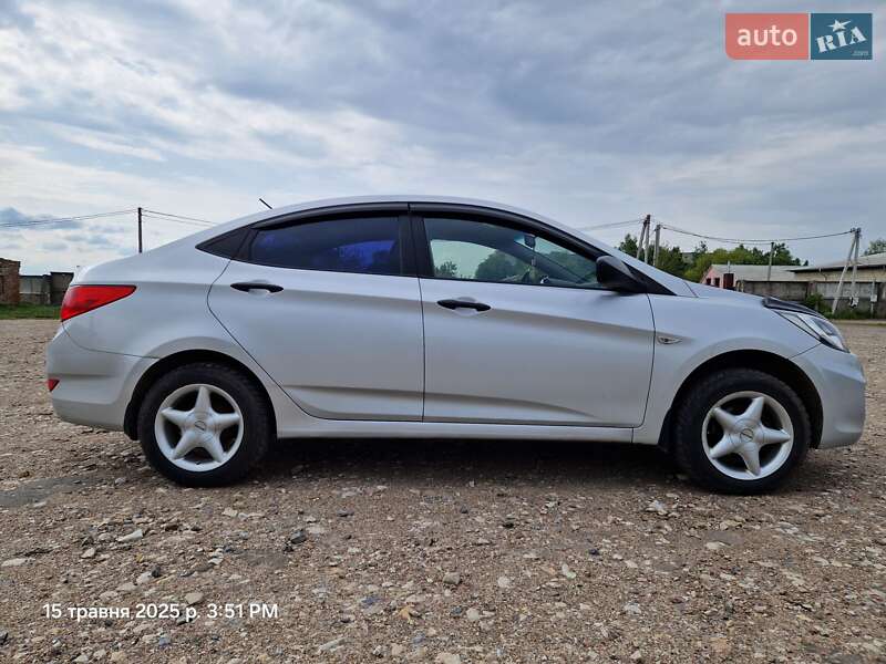 Седан Hyundai Accent 2011 в Глухове