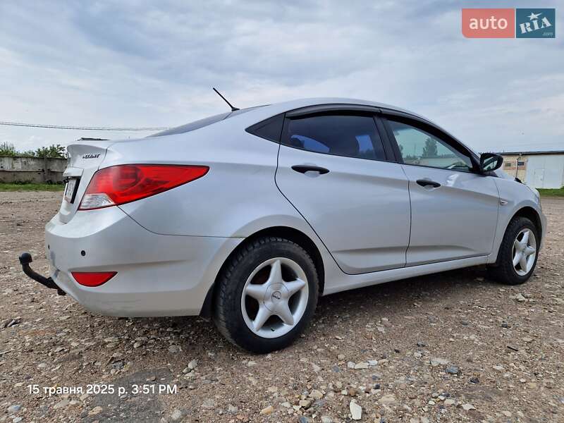Седан Hyundai Accent 2011 в Глухове