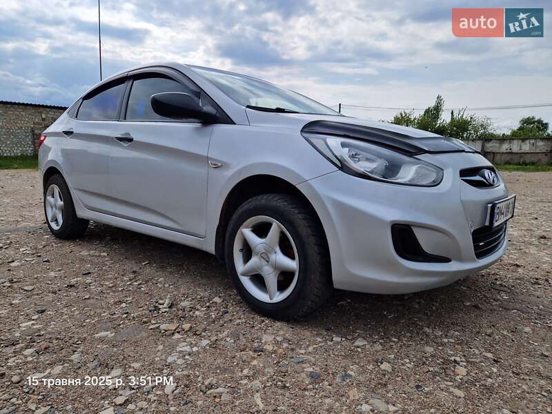 Седан Hyundai Accent 2011 в Глухове