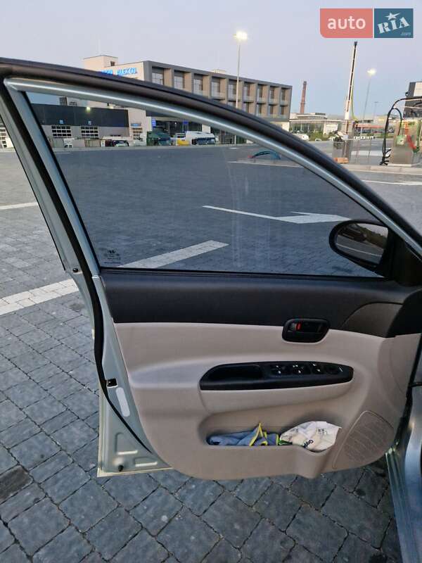 Седан Hyundai Accent 2008 в Новояворівську