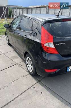 Хэтчбек Hyundai Accent 2013 в 