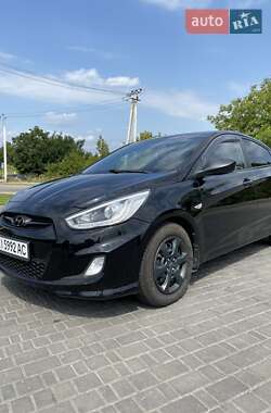 Седан Hyundai Accent 2013 в  фото 2 Седан Hyundai Accent 2013 в