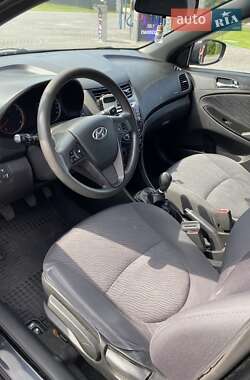 Седан Hyundai Accent 2013 в  фото 13 Седан Hyundai Accent 2013 в