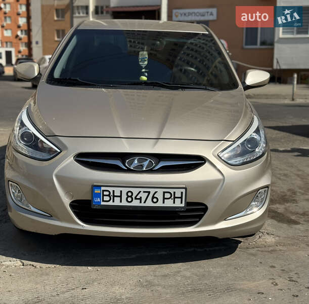 Седан Hyundai Accent 2013 в  фото Седан Hyundai Accent 2013 в