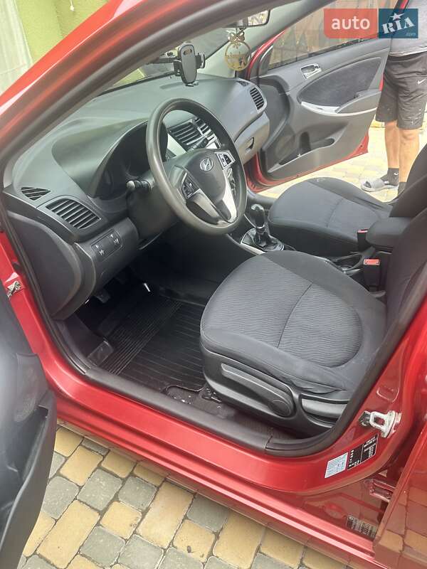 Седан Hyundai Accent 2012 в Хотине