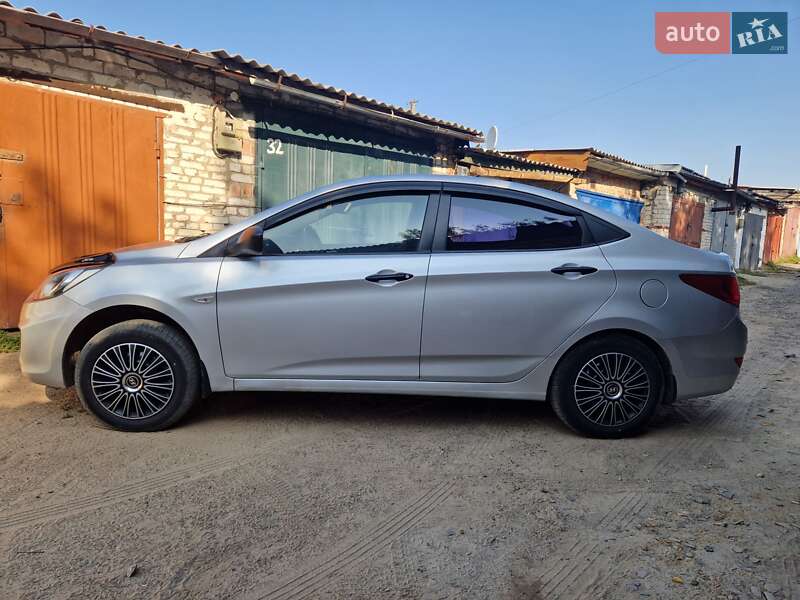 Седан Hyundai Accent 2011 в Глухове