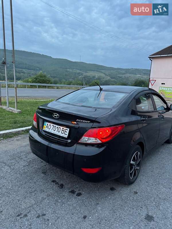 Седан Hyundai Accent 2013 в Ужгороде
