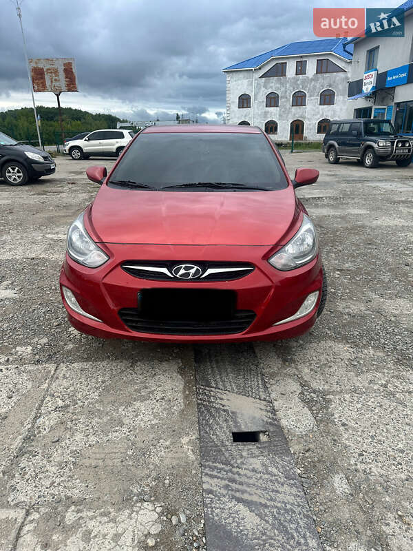 Седан Hyundai Accent 2012 в Хотине