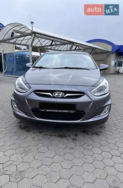 Седан Hyundai Accent 2013 в  фото 12 Седан Hyundai Accent 2013 в
