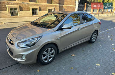 Седан Hyundai Accent 2012 в Чернівцях