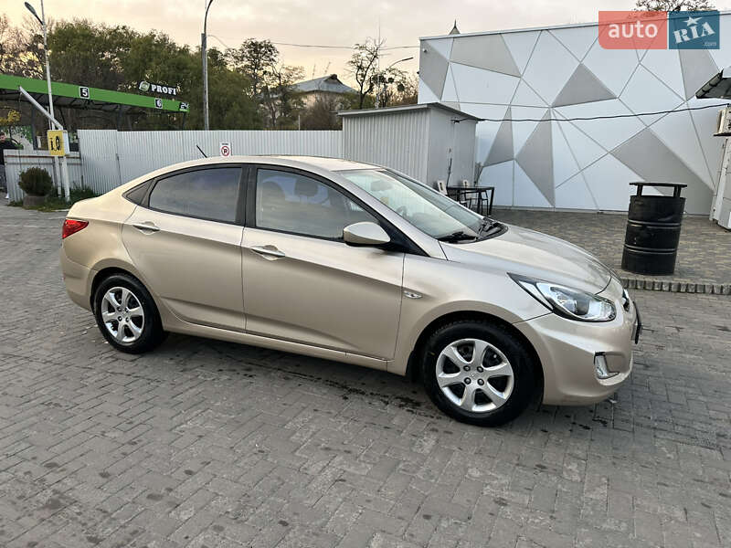 Седан Hyundai Accent 2012 в Черновцах