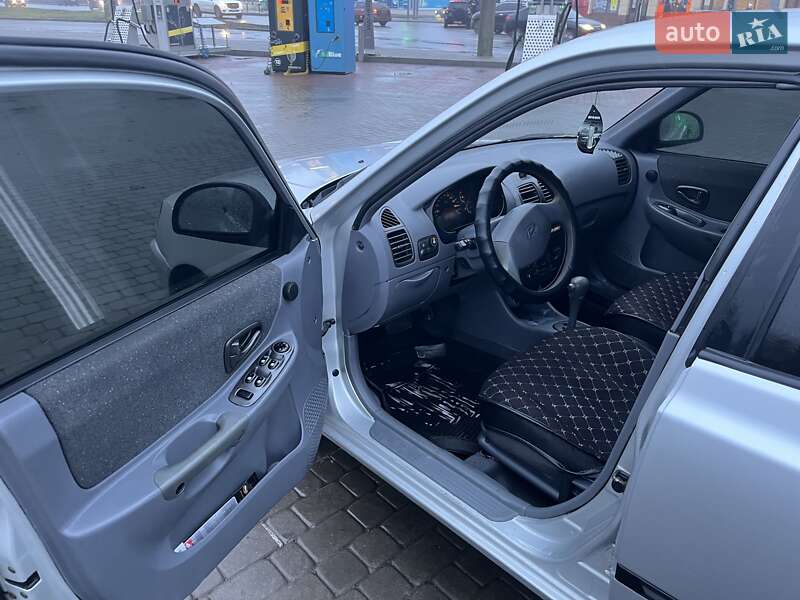Седан Hyundai Accent 2002 в Харкові
