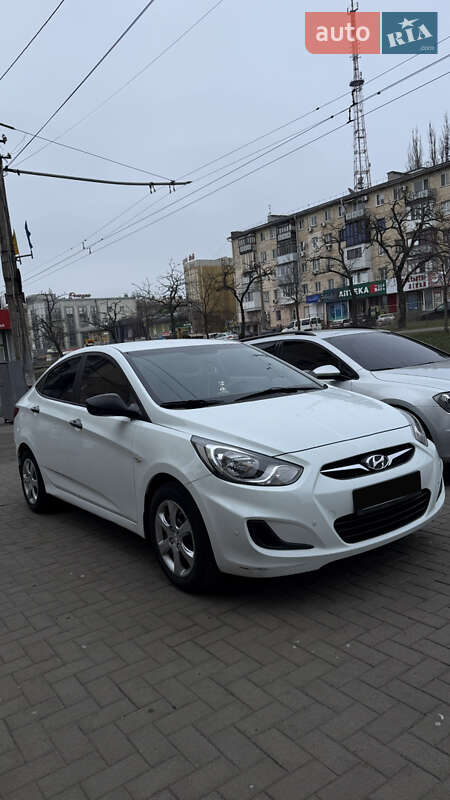 Hyundai Accent 2013