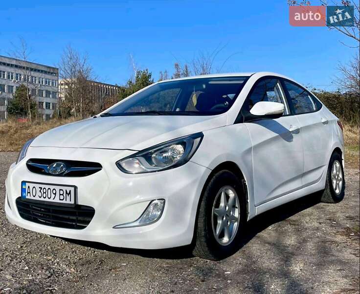 Седан Hyundai Accent 2015 в Ужгороде