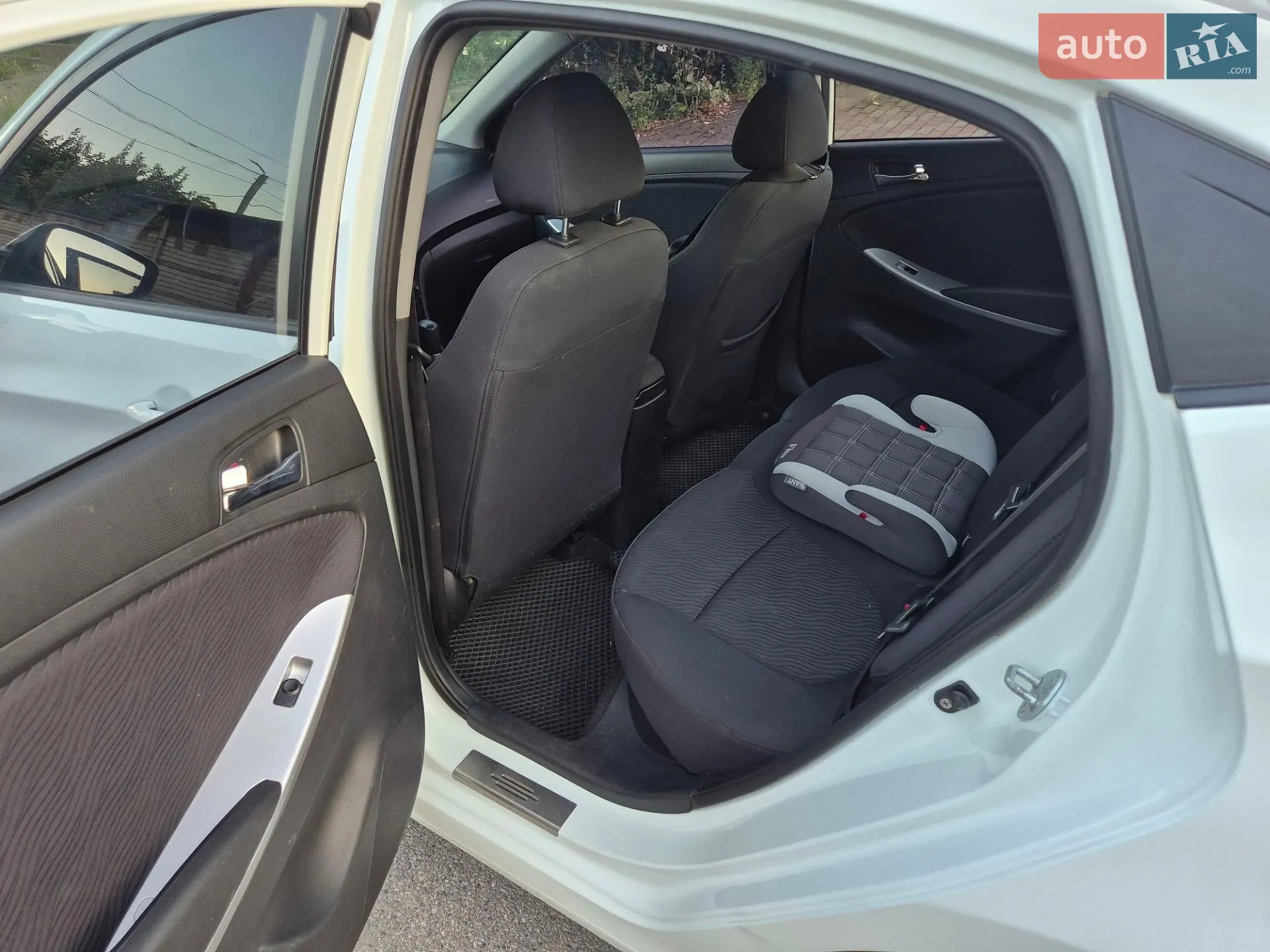 2011 Hyundai Accent - мініатюра 11