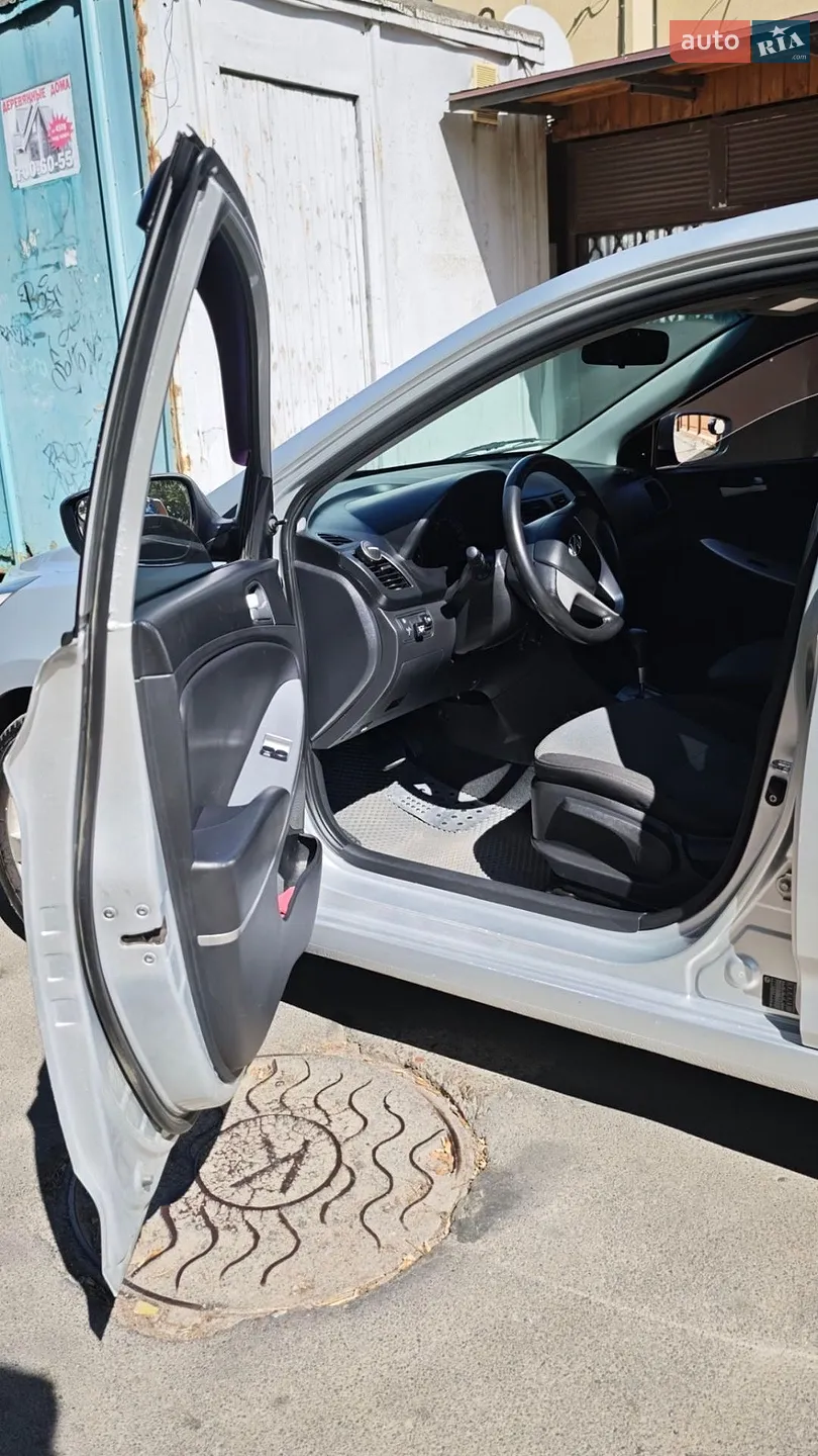 2011 Hyundai Accent - мініатюра 7
