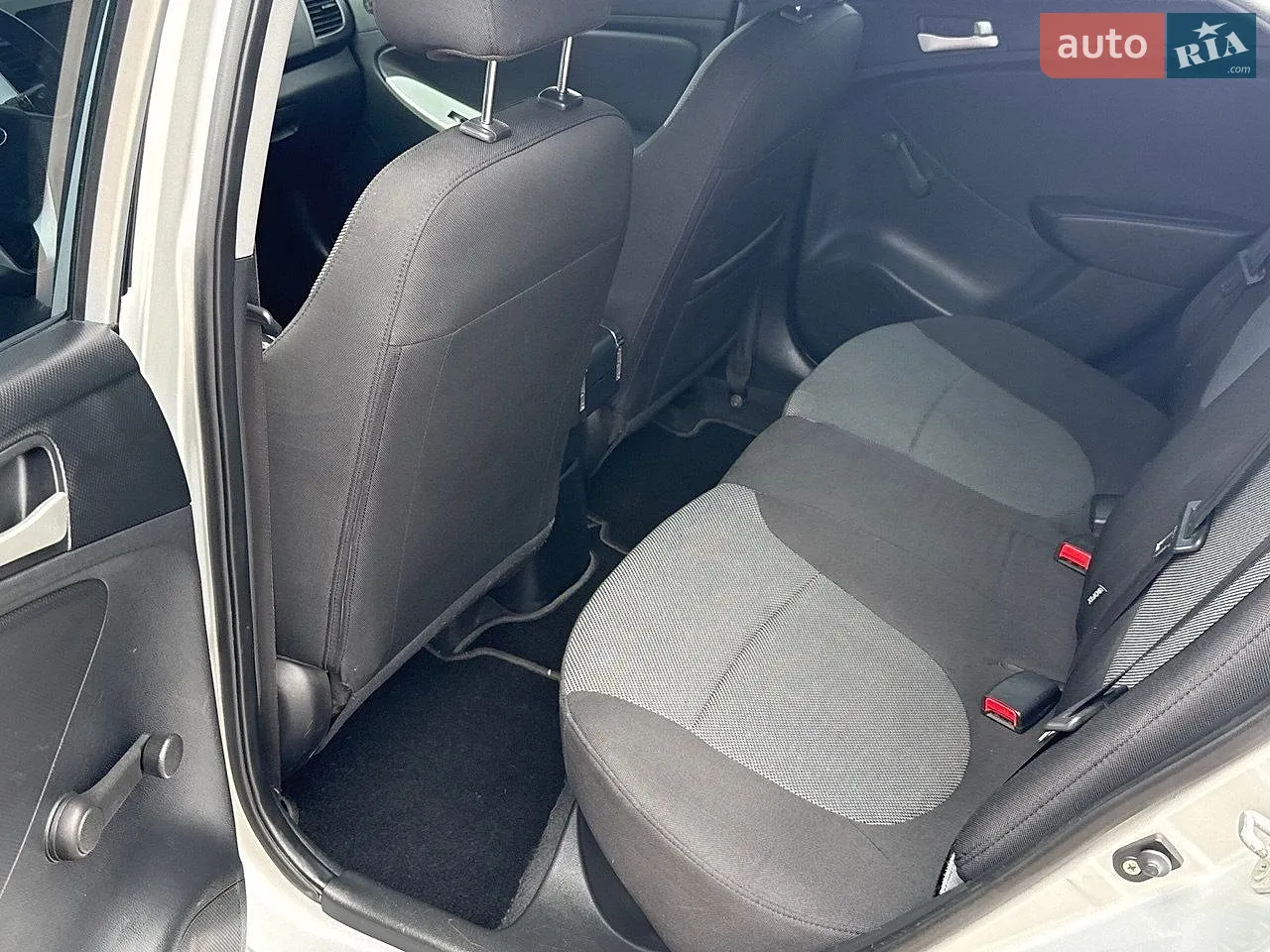 2011 Hyundai Accent - мініатюра 16
